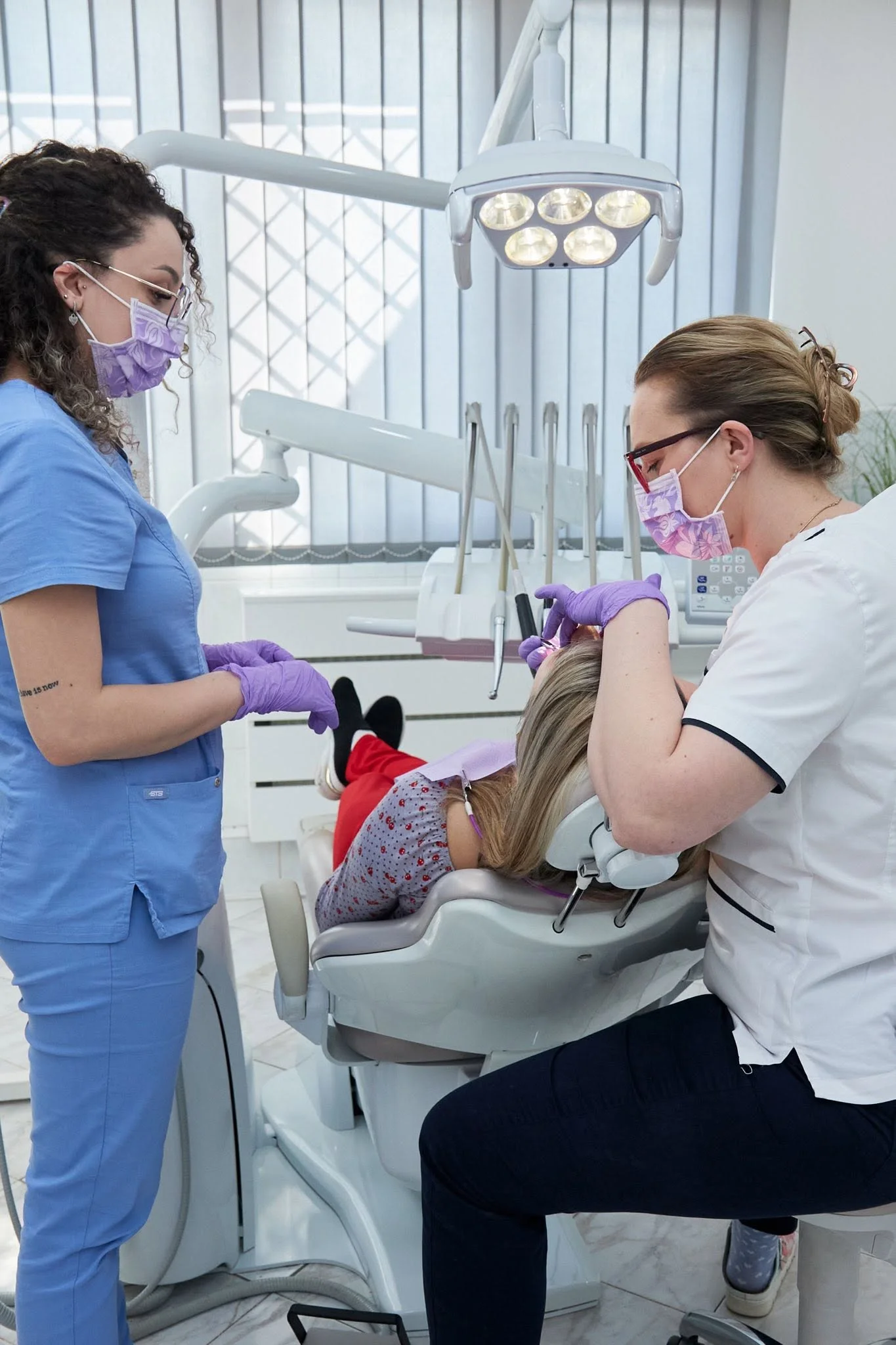 Doktorica Nermina Bošnjak u radu s pacijentom u ordinaciji Five Star Smiles